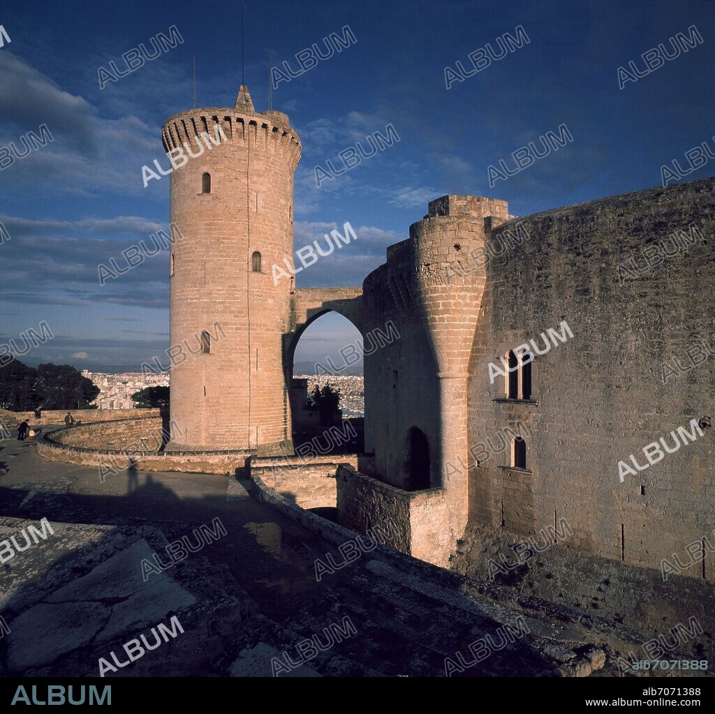 PEDRO SALVA-PERE SALVA-ARQUITECTO SIGLO XIV. TORRE DEL HOMENAJE DEL CASTILLO DE BELLVER LEVANTADO POR JAIME II - SIGLO XIV - GOTICO ESPAÑOL.