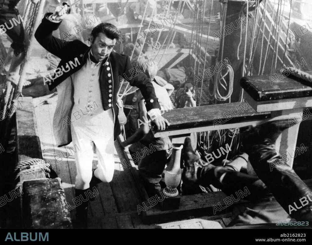 DIRK BOGARDE en MOTIN EN EL DEFIANT, 1962 (H. M. S. DEFIANT), dirigida por LEWIS GILBERT. Copyright COLUMBIA PICTURES.
