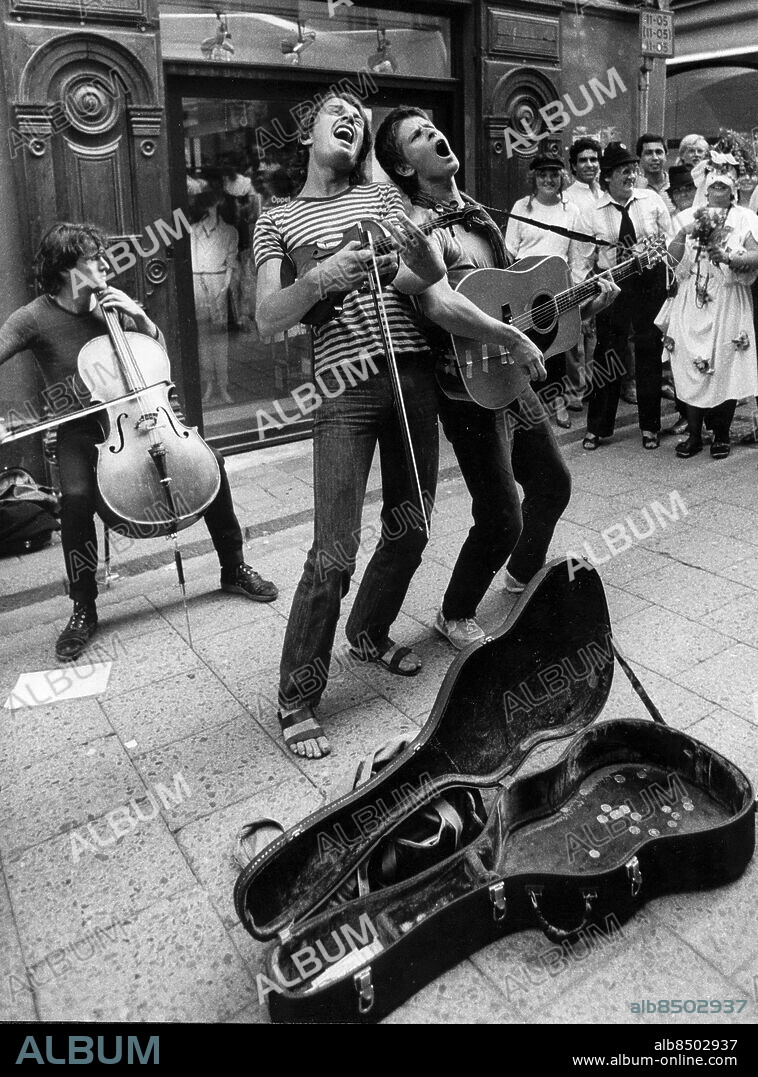 Stockholm 1983-07-06. Gatumusikanterna med stort utspel är från vänster Sebastian, Andreas och Sören. De spelar ihop pengar till en Gotlandsresa.. Sebastian Öberg, (fd Tant Strul), Fläskkvartetten, Sören Jonsson, gitarr och Andreas Brandt, fiol.. Foto: Ann Ci Erikes / Expressen / TT / Kod: . ** AFTONBLADET OUT **.