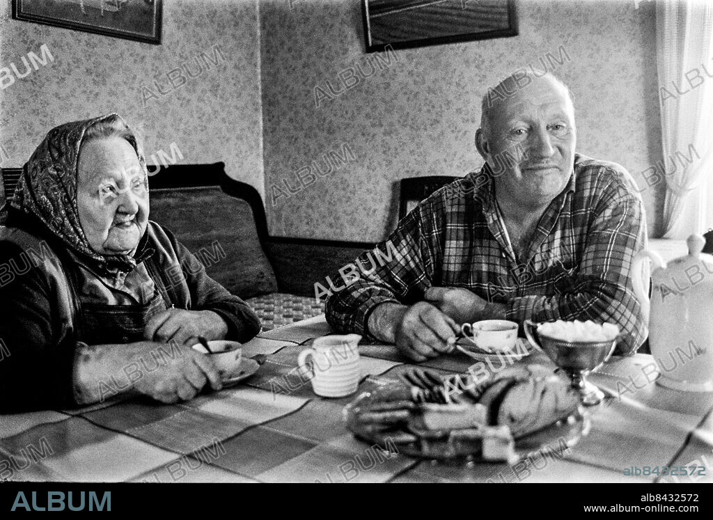 1970.. Hanna Olsson dricker kaffe med sonen Janne på gården Hökelund i Bullaren i Bohuslän.. Foto: Ulf Stråhle / RiR / SVT / Kod: 5600. Reportage publ. i RiR 42/70 sid. 10-13 inför ett radioprogram.. RiR 20029 sv/v neg.