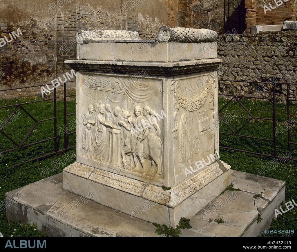 ARTE ROMANO. ITALIA. ALTAR de mármol del TEMPLO DE VESPASIANO. Vista general del ARA ROMANA con las caras esculpidas a base de escenas religiosas: SACRIFICIO DE UN TORO y UTENSILIOS UTILIZADOS DURANTE OFRENDAS. (Zona del FORO). POMPEYA. La Campania.