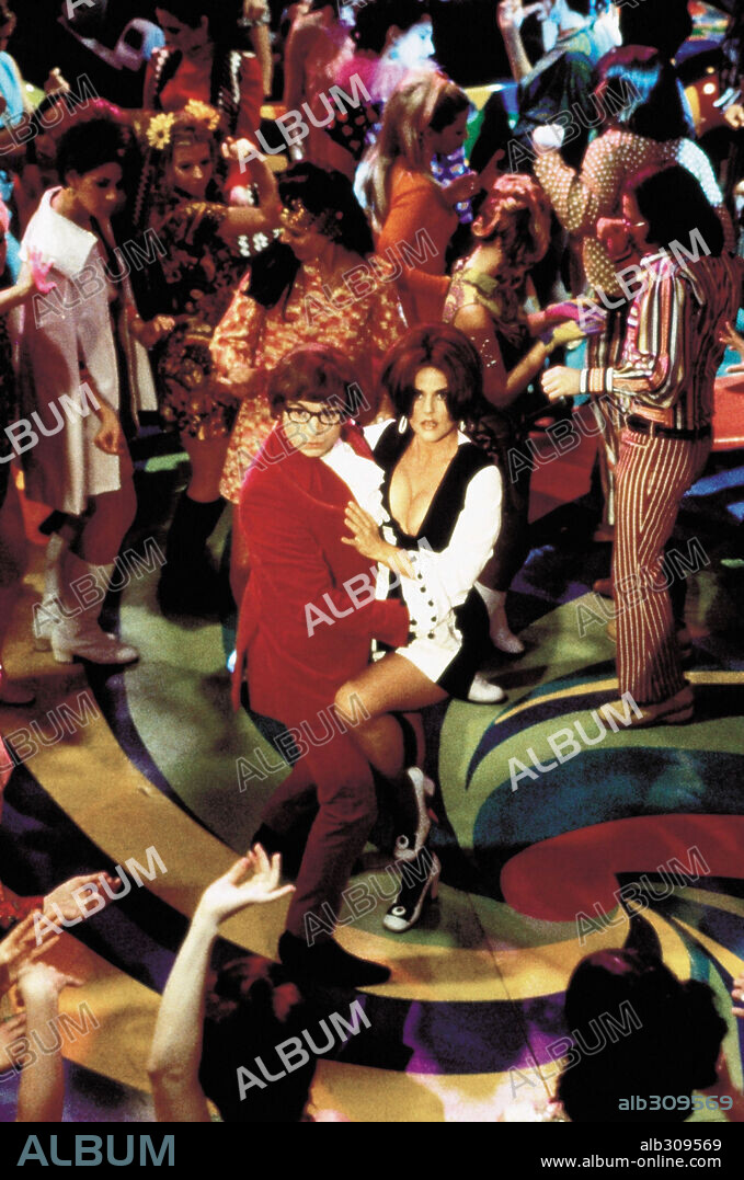 GIA CARIDES y MIKE MYERS en AUSTIN POWERS, LA ESPIA QUE ME ACHUCHO, 1999 (AUSTIN POWERS, THE SPY WHO SHAGGED ME), dirigida por JAY ROACH. Copyright NEW LINE CINEMA / WRIGHT, KIMBERLY.