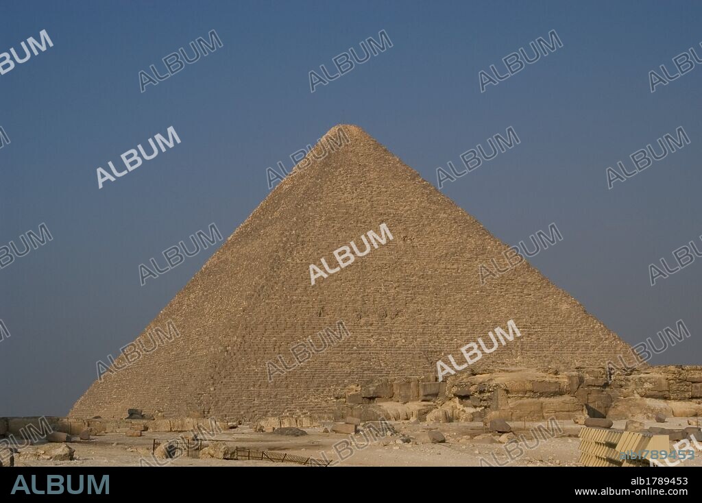 ARTE EGIPCIO. GRAN PIRAMIDE DE JUFU (KEOPS), faraón de la IV DINASTIA (2587-2564 a. C.). l IMPERIO ANTIGUO. S. XXVI. Obra maestra de la arquitectura egipcia. Presenta en su interior dos cámaras funerarias, una en el centro y otra bajo tierra, a las que se accede por corredores estrechos. Su arquitecto fue Hemiunu. Necrópolis Real de El Giza. Egipto.