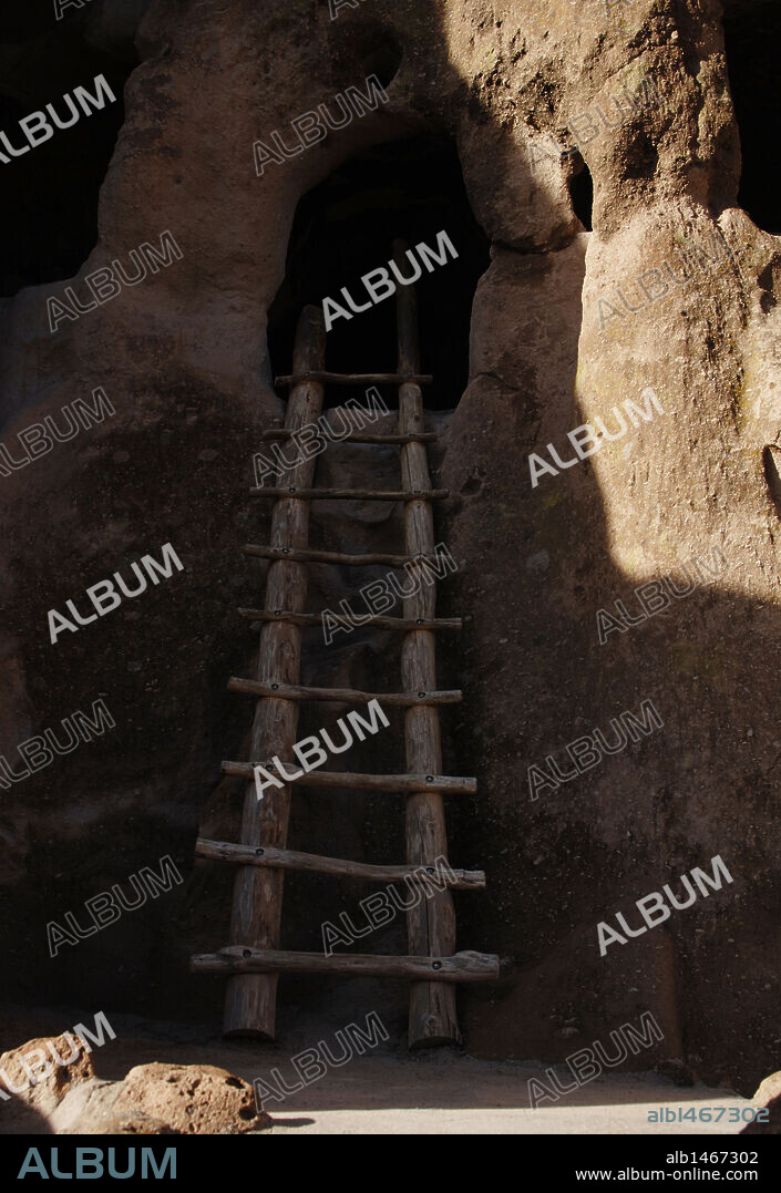 ARTE PREHISTORICO. NEOLITICO. AMERICA. CULTURA ANASAZI. Ancestros de los Indios Pueblo. MONUMENTO NACIONAL BANDELIER (BANDELIER NATIONAL MONUMENT). CUEVAS utilizadas como vivienda. Estado de Nuevo México. Estados Unidos.