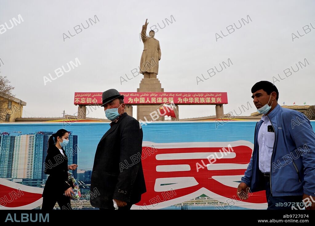 Kashgar (China), 27/03/2021. La estatua de Mao Zedong, fundador del régimen comunista chino, preside la plaza del centro de Kashgar, segunda ciudad más importante de la convulsa región musulmana de Xinjiang. Foto: Pablo M. Díez ARCHDC.