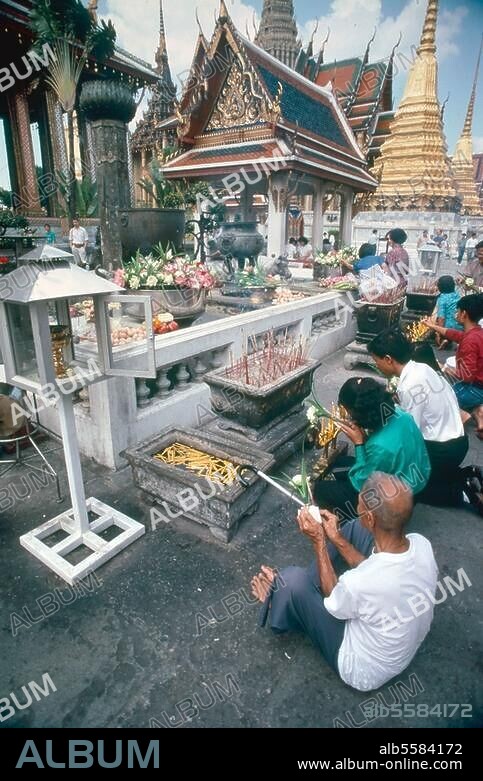 Bangkok (Thailand), Wat Phra Kaeo Temple ("Temple of the Smaragd-Buddha"), 19th century. Worshippers offering flowers. Photo, 1994.