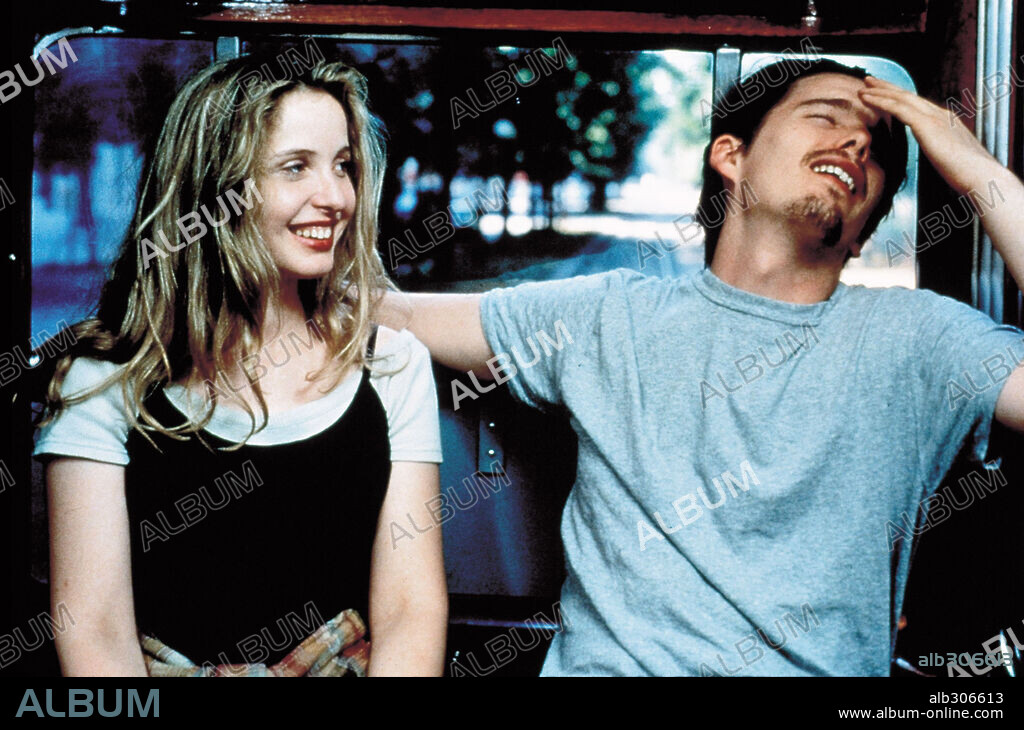 ETHAN HAWKE y JULIE DELPY en ANTES DE AMANECER, 1995 (BEFORE SUNRISE), dirigida por RICHARD LINKLATER. Copyright CASTLE ROCK ENTERTAINMENT / BRANDENSTEIN, GABRIELA.