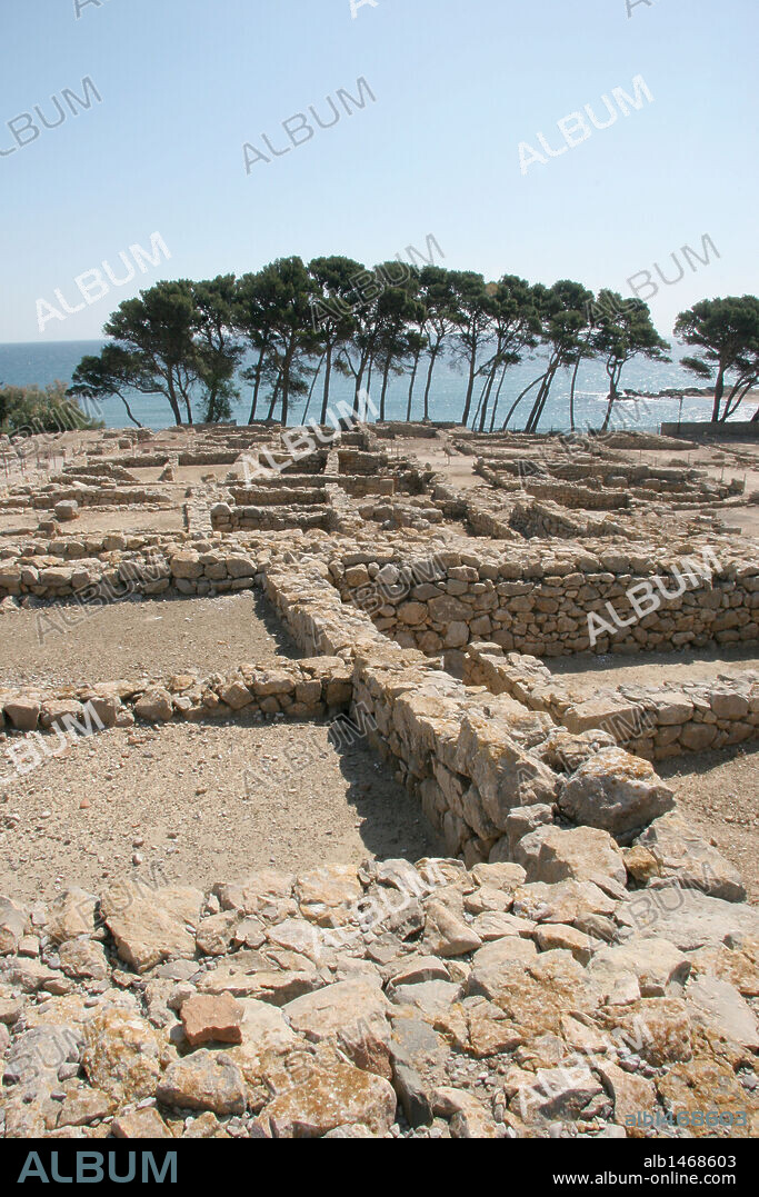ARTE GRIEGO. ESPAÑA. Vista general de la NEAPOLIS GRIEGA, conocida con el nombre de EMPORION. Fue fundada en el 575 a. C. EMPURIES. Provincia de Girona. Comarca del Alt Empordà. Cataluña.