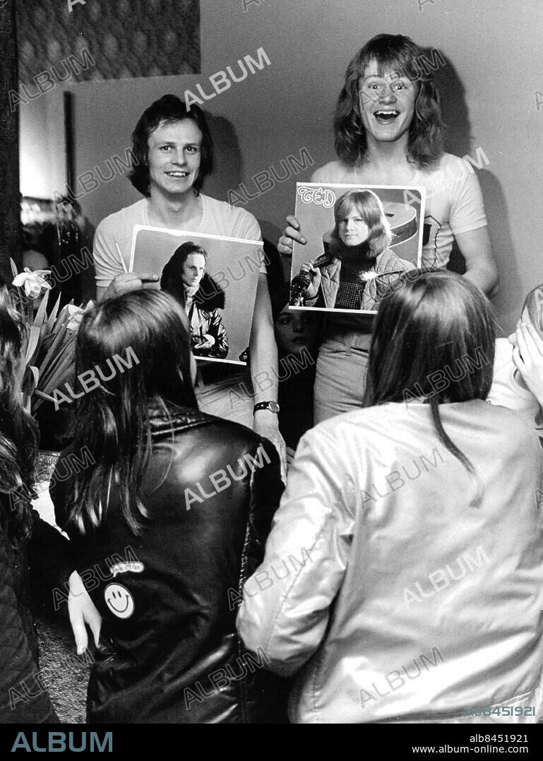 Stockholm 1973-03-23. Ted Gärdestad (th) och hans bror Kenneth signerar skivor vid öppnandet av en ny butik på Nybrogatan. Foto: Svenskt Pressfoto / TT / kod 20360.
