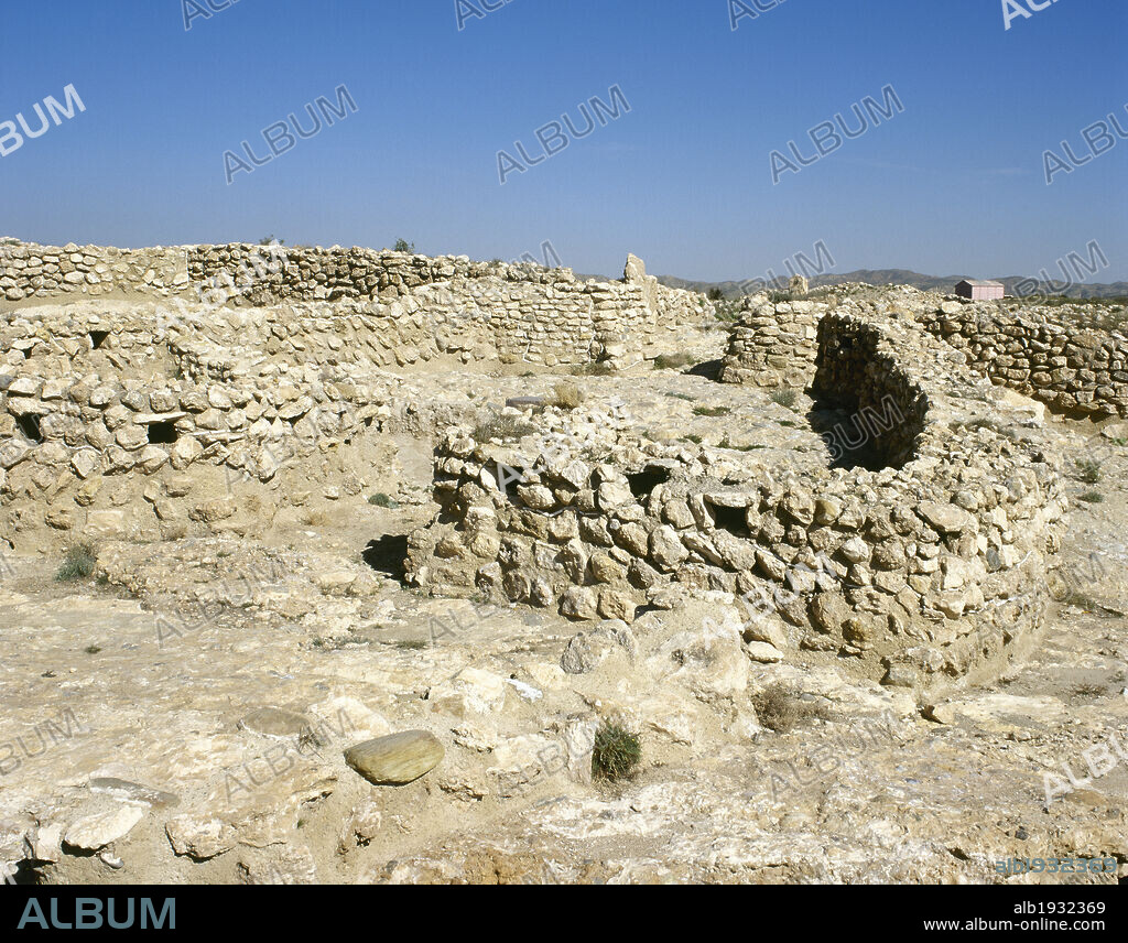 Prehistoria. Edad de los Metales. Cultura de Los Millares (I Edad del Bronce). Se extendió por Andalucía oriental y el Levante español (del 3200 a.C. al 2200 a.C.). Consta de una necrópolis de más de cien tumbas y poblado con muralla. Entrada al yacimiento. Santa Fe de Mondújar. Provincia de Almería. Andalucía. España.