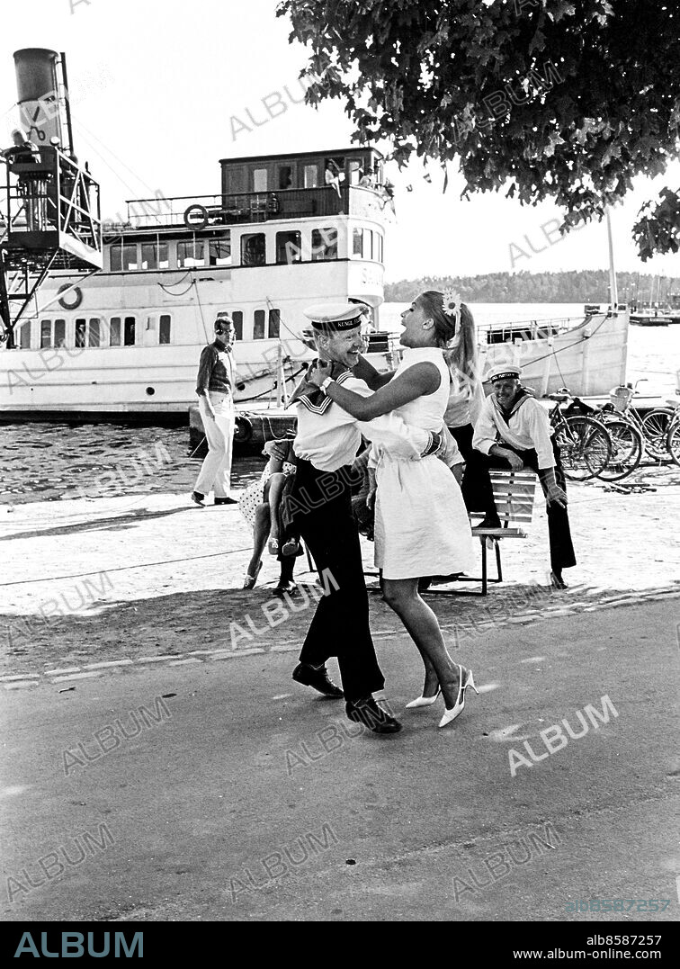 VAXHOLM 1967-07-04.. LÅTAR I LOVART. TV-program av Åke Edin och Gottfried Grafström med Lill-Babs, Anders Linder, Svante Thuresson och Monica Zetterlund.. Sänt första gången 1967-08-26.. Här ses Barbro "Lill-Babs" Svensson, sångerska, dansa med en flottist.. Foto: Anders Berg / RiR / SVT / Kod: 5600. Notis publ. i RiR 35/67 sid. 18.. RiR 18639 sv/v neg.