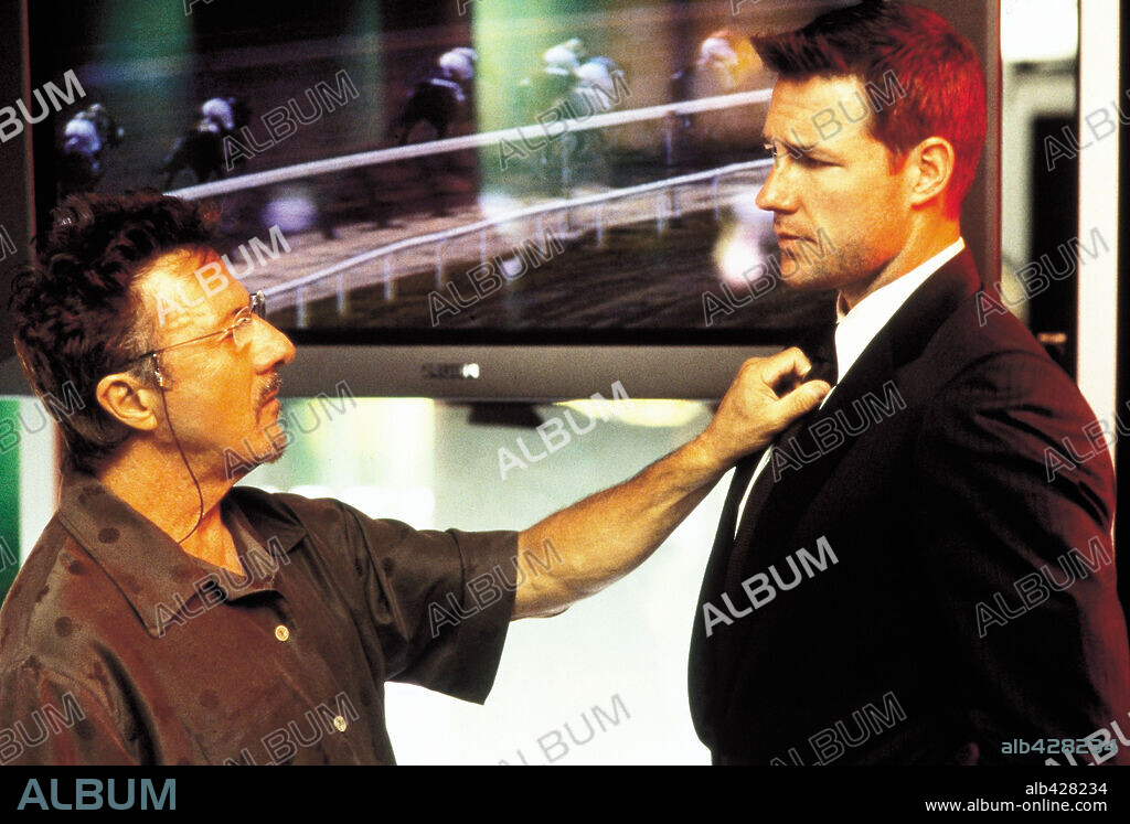 DUSTIN HOFFMAN and EDWARD BURNS in CONFIDENCE, 2003, directed by JAMES FOLEY. Copyright LIONS GATE FILMS / FOREMAN, RICHARD.