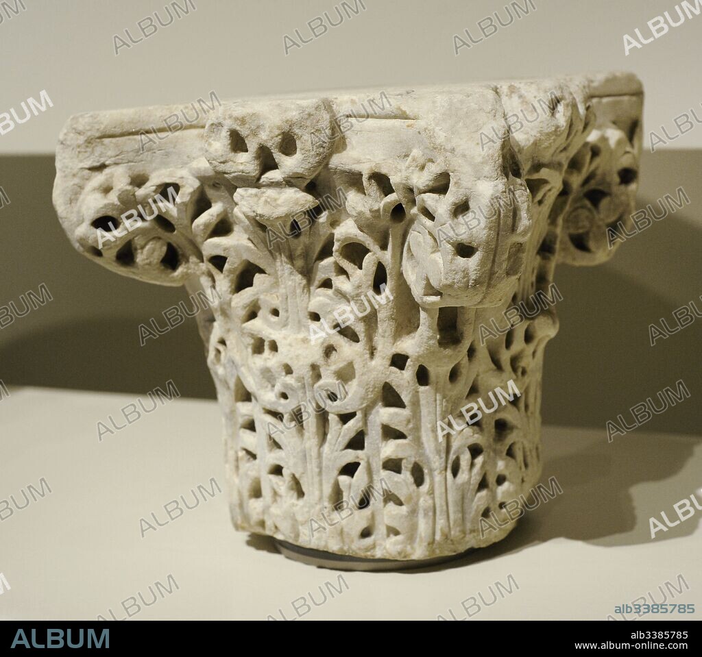 Capitel andalusí de época emiral. Anónimo. Románico. Finales del siglo IX-principios del siglo X. Decoración vegetal. Mármol. Procedente de Córdoba, Andalucía. Museo Nacional de Arte de Cataluña (MNAC). Barcelona. Cataluña. España.