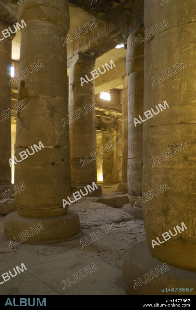 ARTE EGIPCIO. EGIPTO. TEMPLO DE SETI I en ABIDOS (ABYDOS). Mandado construir por el faraón de la Dinastía XIX del Imperio Nuevo, y terminado por su hijo Ramses II. Columnas de la segunda sala hipóstila. Abidos. Egipto. Norte de Africa.