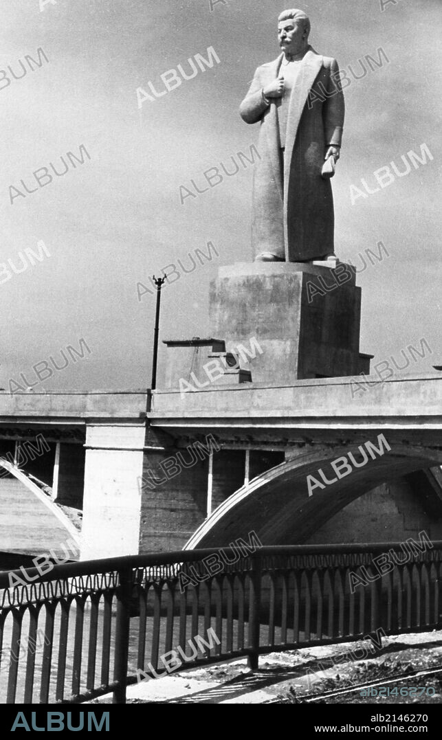 JUSSIF WISSARIONOWITSCH DSCHUGASCHWILI. Monument to joseph stalin at the entrance to the nevinnomisk canal, 1950. 01/02/1950