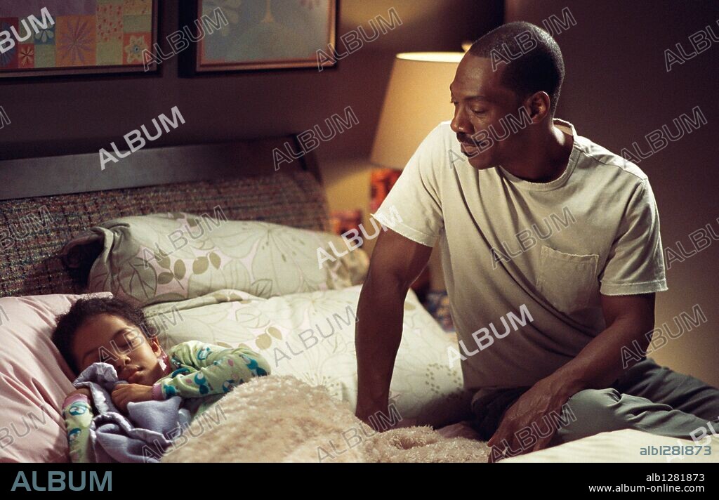 EDDIE MURPHY y YARA SHAHIDI en IMAGINE, 2009 (IMAGINE THAT), dirigida por KAREY KIRKPATRICK. Copyright PARAMOUNT PICTURES / MC BROOM, BRUCE / Cortesía.