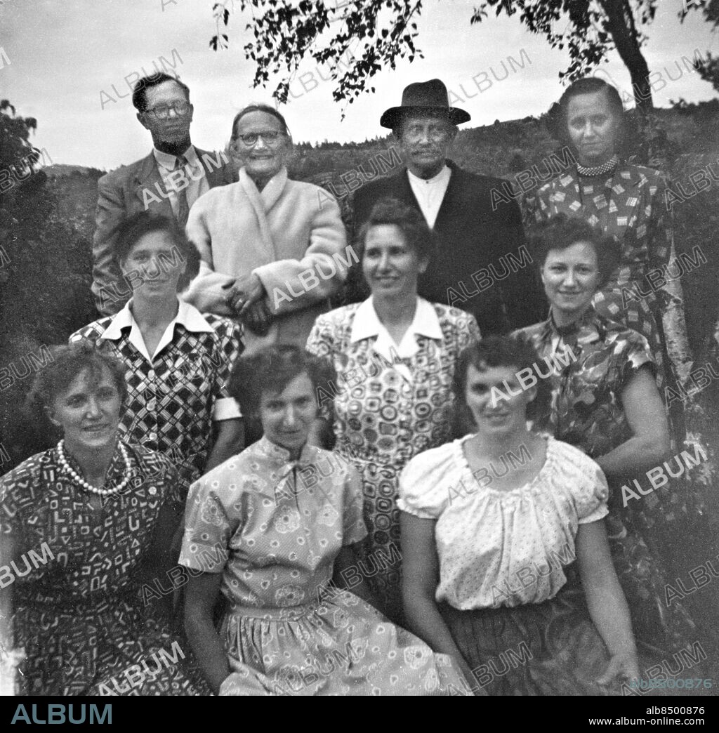 Kungsviken - Orust - omkring 1950 - Familjen Nikolina och Amandus Olsson med sina barn - Einar Karlssons varv - Kungsviken - *** Local Caption *** GT Låda 1937-maj-02. KAMERAREPORTAGE.