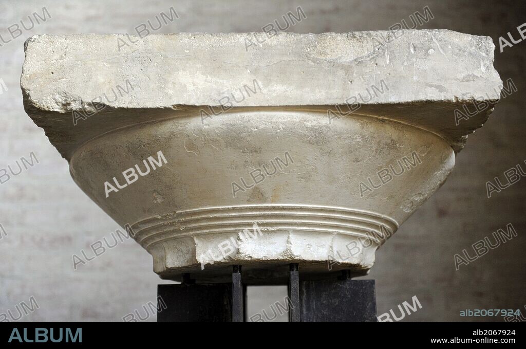 ARTE GRIEGO. GRECIA. Templo de Egina. Capitel dórico de la sala del interior (celda) del Templo. Glyptothek. Munich. Alemania. Europa.