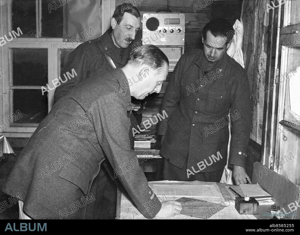 FINLAND 1940-03.. Orig. bildtext... FÖRSTA FRONTBILDERNA AV SVENSKA FRIVILLIGKÅREN. Stabsinteriör, överste Nordensvan, överstelöjtnant Ehrensvärd och kapten Murray. mars -40 Not. Första fronbilderna av Svenska Frivilligkåren Stabsinteriör Överste Nordensvan Överstelöjtnant Ehrenswärd och kapten Murray mars -40. Anm. M Murray, 1904-1995, svensk militär. C Ehrensvärd, 1892-1974, svensk militär. A Nordenswan, 1883-1970, svensk militär; överste. Finska vinterkriget 1939-1940. Militärer Mustascher Planering CD672 persons: MALCOLM MURRAY;ARTHUR NORDENSVAN;CARL AUGUST EHRENSVÄRD sites: SVERIGE*;FINLAND.