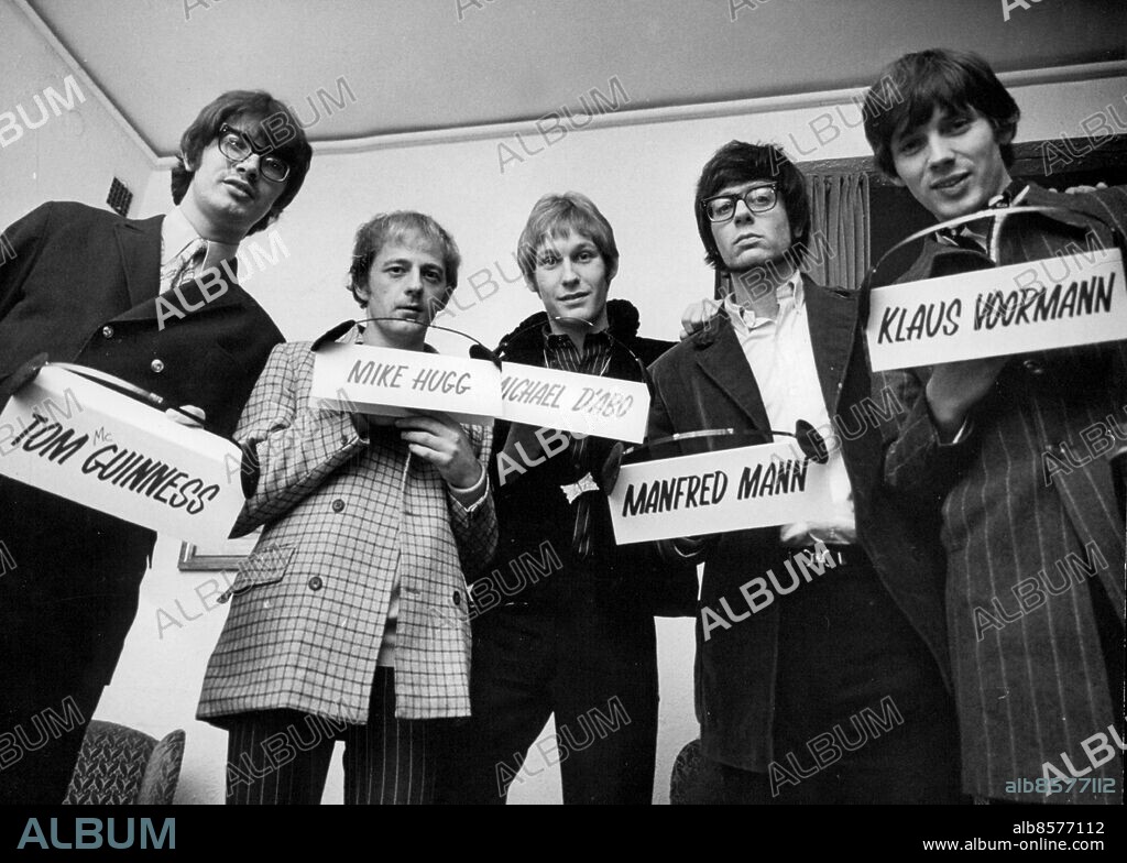 Stockholm 1966-12-29. Tom Guinness, Mike Hugg, Michael D'Abo, Manfred Mann och Klaus Voormann med namnskyltar inför sitt första uppträdande i Sverige. Foto: Bo Schreiber / SvD / TT / kod 12014.