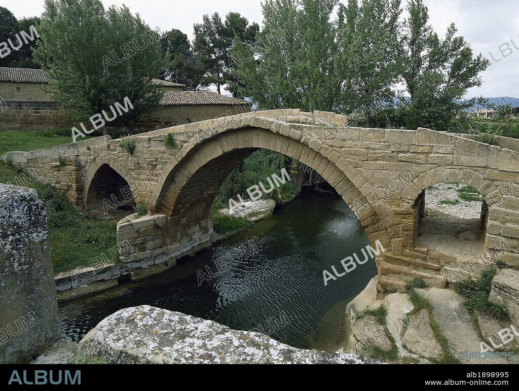 ARTE ROMANO. ESPAÑA. Vista general del PUENTE ROMANO DE CIHURI sobre las aguas del río TIRON. Fue muy reformado en la Edad Media pero conserva aún gran parte de su estructura romana. CIHURI. La Rioja.