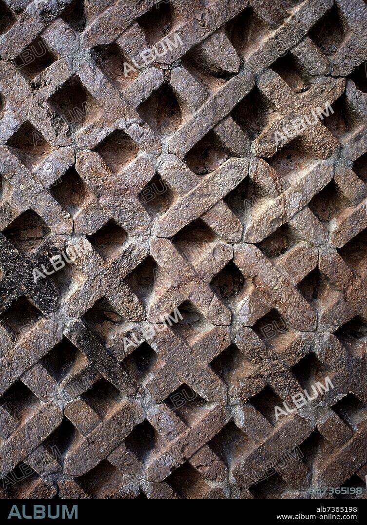 CUADRANGULO DE LAS MONJAS - DETALLE DE CELOSIA CON FORMA GEOMETRICA.