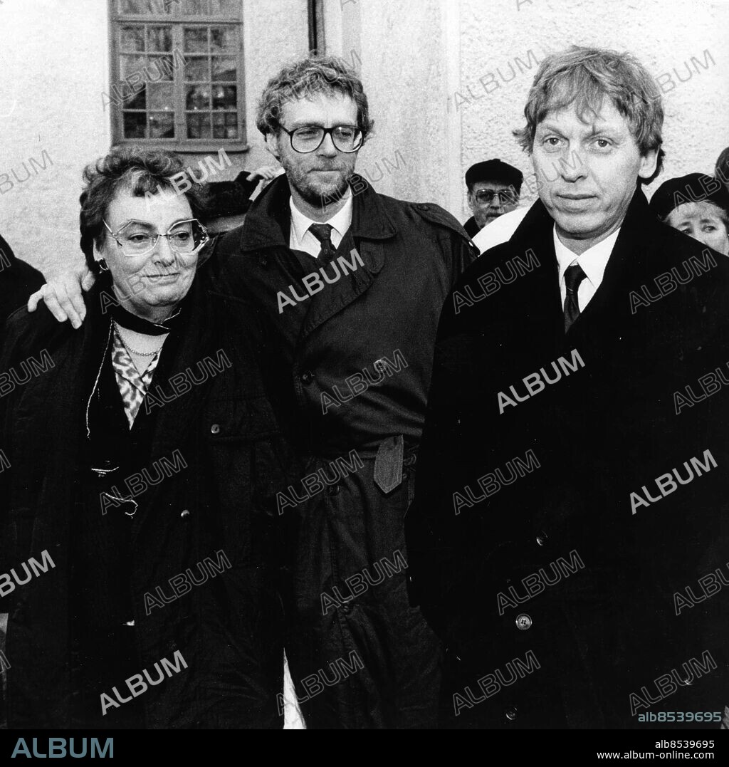 Göteborg 1990-01-30. Sten-Åke Cederhök - begravningen i Karl Johans kyrka - Sonya Hedenbratt, Bo Hermansson och Tomas von Brömssen *** Local Caption *** GP Foto: BENGT KJELLIN. Kamerareportage.