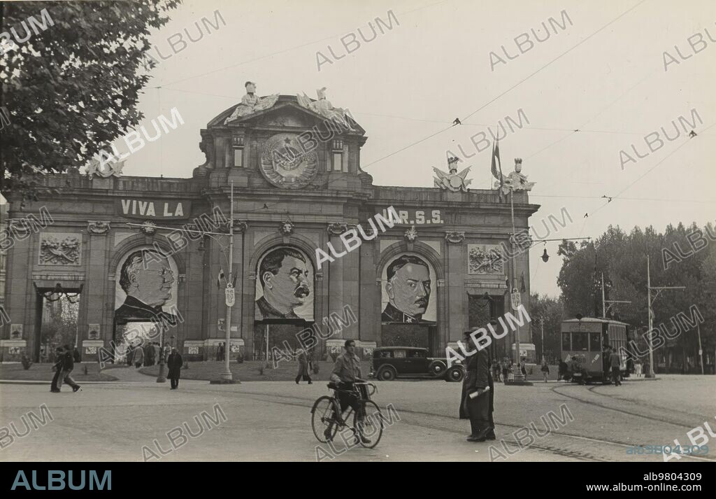 La Puerta de Alcalá, en 1937, celebraba la presencia del Ejército soviético con carteles de sus líderes Litvinov, Stalin y Voroshilov.