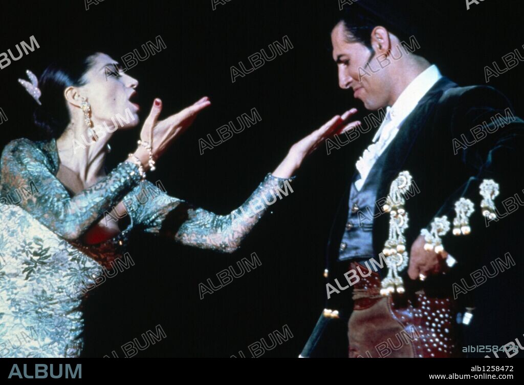 ANGELA MOLINA y MANUEL BANDERA en COSAS DEL QUERER: LAS COSAS DEL QUERER: SEGUNDA PARTE, 1995, dirigida por JAIME CHAVARRI. Copyright COLUMBIA TRISTAR.