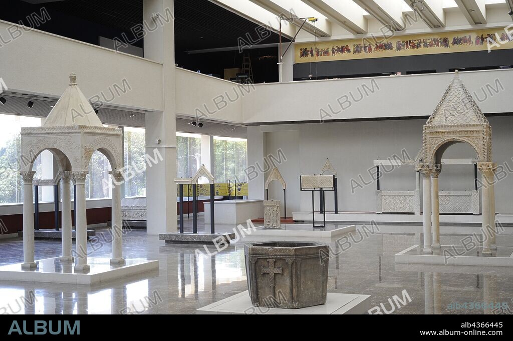 Museo de los Monumentos Arqueológicos Croatas. Split. Croacia. Interior de una de sus salas.