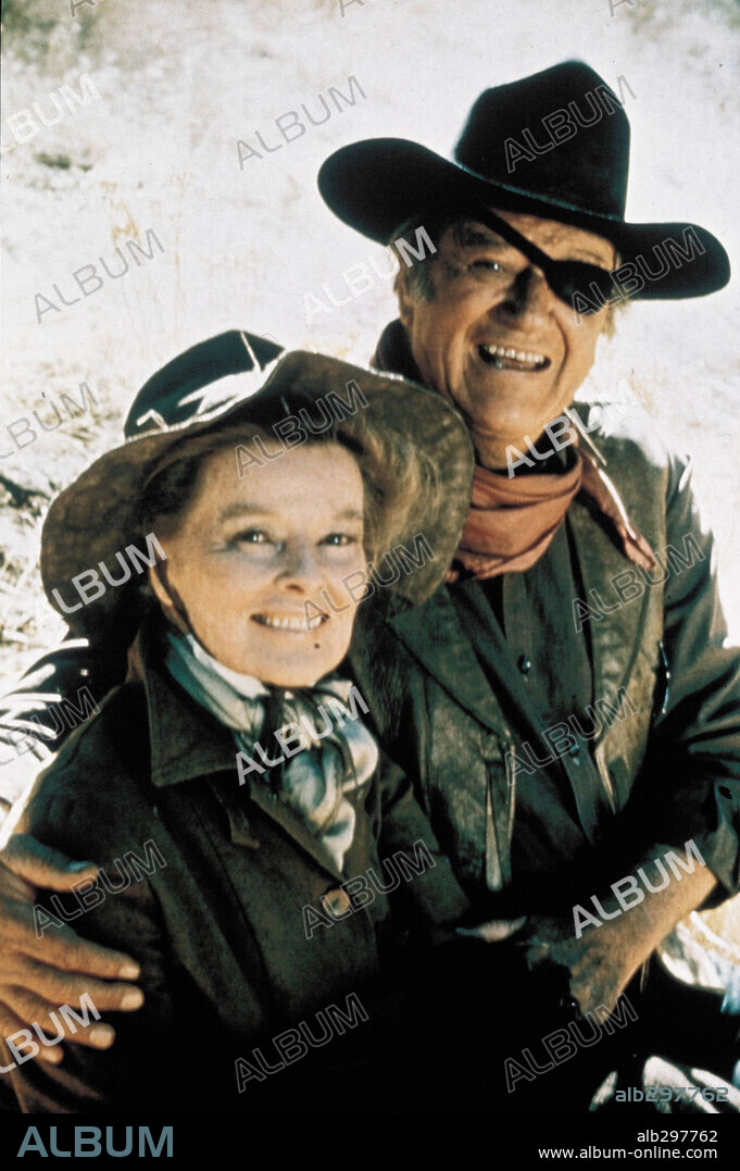 JOHN WAYNE y KATHARINE HEPBURN en RIFLE Y LA BIBLIA, 1975 (ROOSTER COGBURN), dirigida por STUART MILLER. Copyright UNIVERSAL PICTURES.