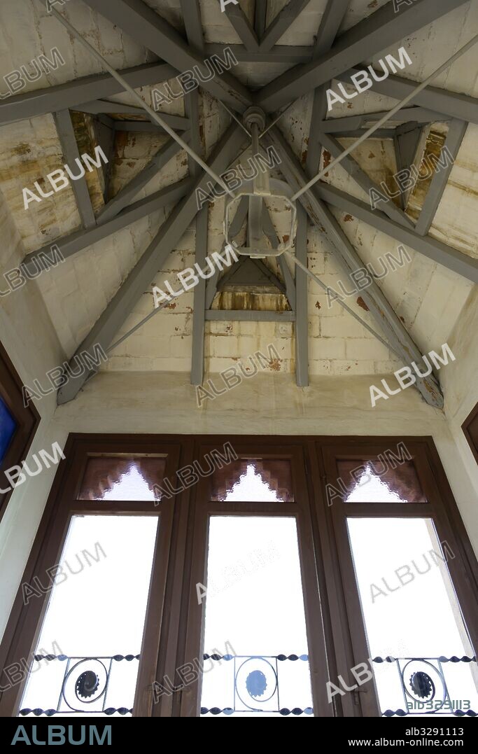 JOSEP PUIG I CADAFALCH. Casa Coll i Regàs, 1898. Torre mirador. Interior, detalle del techo y ventanales. Mataró.