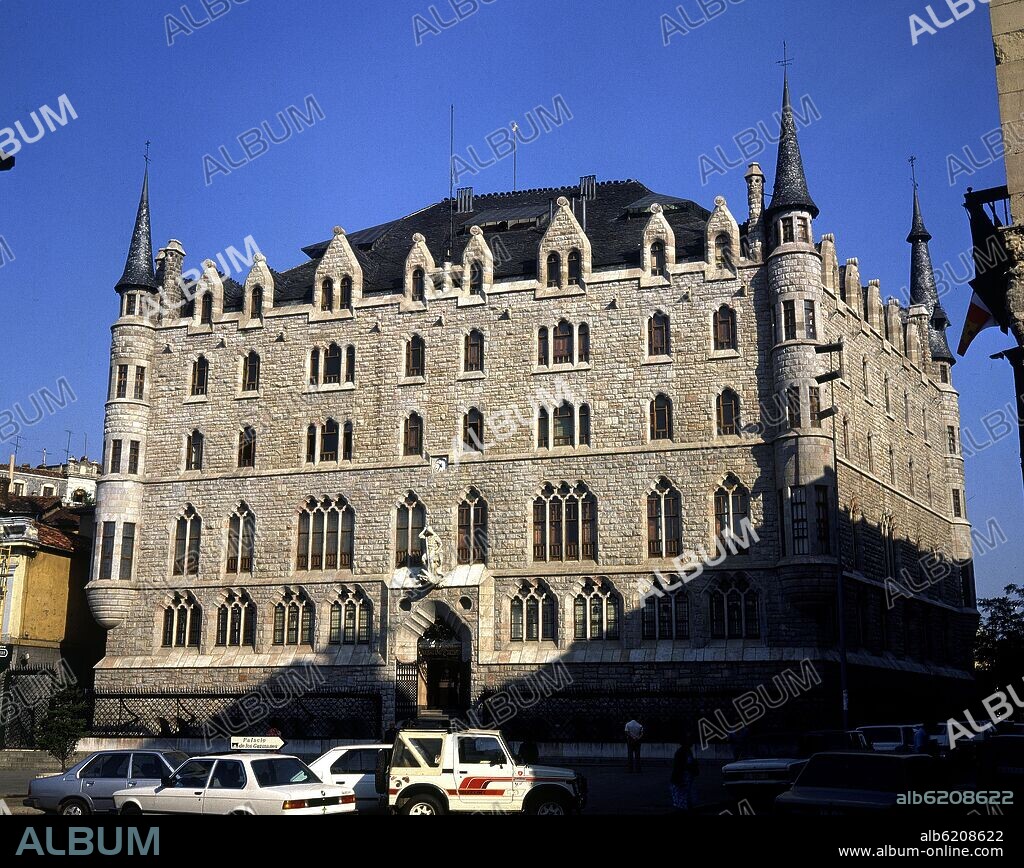 ANTONI GAUDÍ. PALACIO BOTINES CONSTRUIDO ENTRE LOS AÑOS 1892 Y 1894 DE ESTILO NEOGOTICO CONVERTIDO EN SEDE DE LA CAJA DE AHORROS.