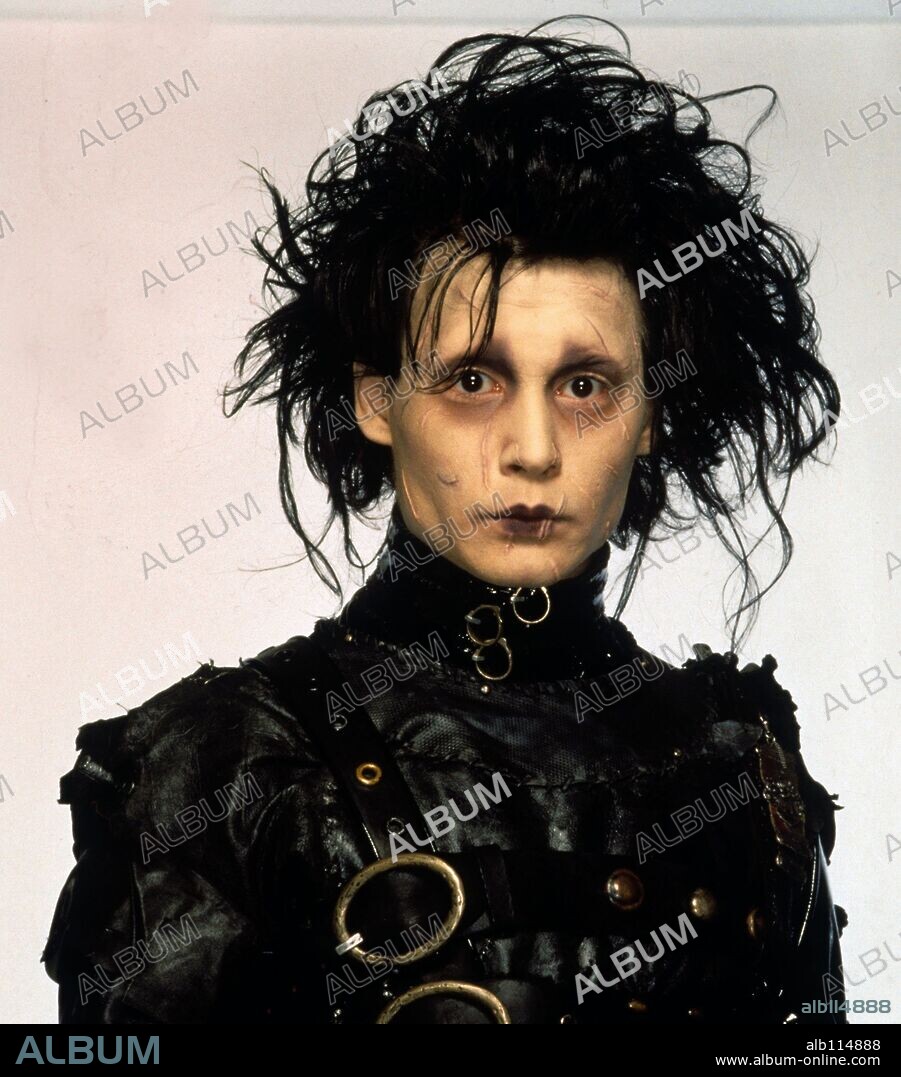 JOHNNY DEPP en EDUARDO MANOSTIJERAS (EDWARD SCISSORHANDS, 1990), dirigida por TIM BURTON. Copyright 20TH CENTURY FOX.