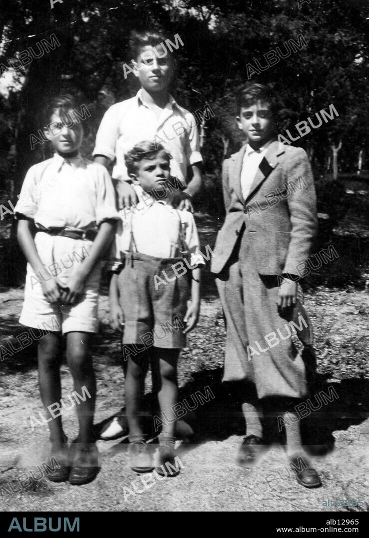 José Agustín, Juan y Luis Goytisolo. Torrentbó, 1939.