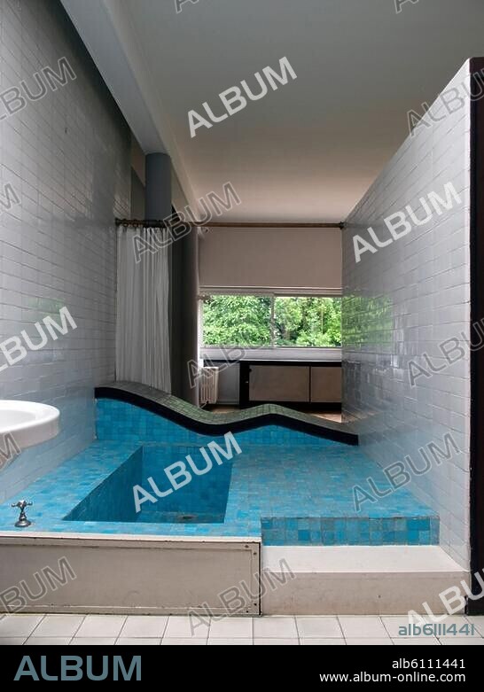 Poissy (Dép.Yvelines, Ilede-France, Frankreich), Villa Savoye (erbaut 1928-31 für Pierre und Eugénie Savoye; Arch.: Le Corbusier).-Innenansicht: Badezimmer mit Blick in den angrenzenden Raum.-Foto, Mai 2009.