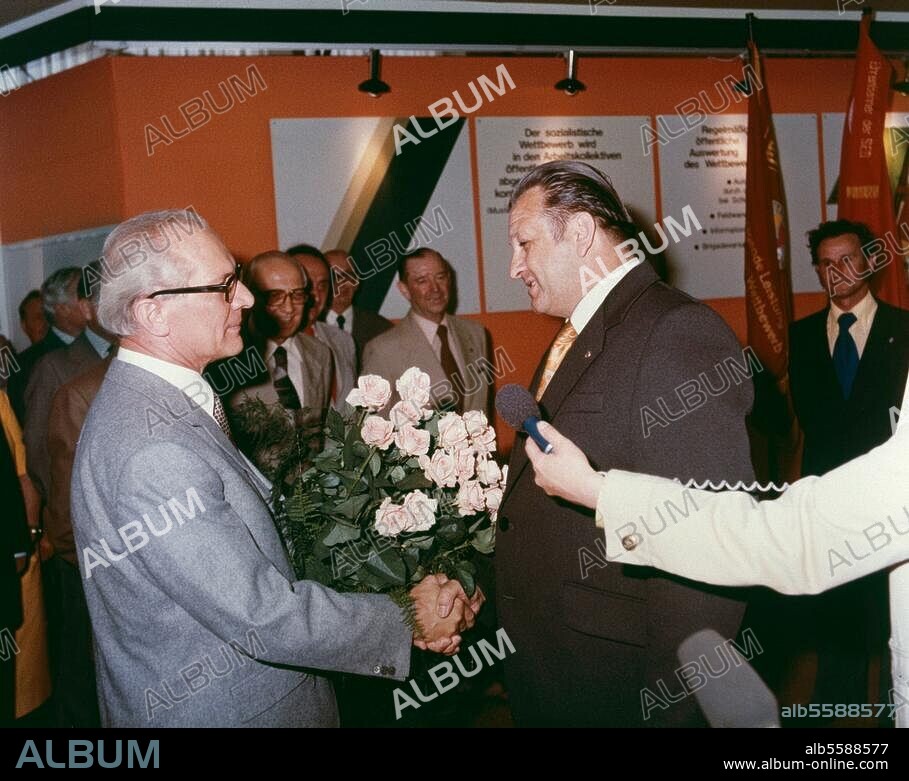 Honecker, Erich Generalsekretär des ZK der SED, Staatsratsvorsitzender der DDR, (25.8.1912-29.5.1994). - Eröffnung der Landwirtschaftsausstellung (agra 79) in Leipzig: Der Vorsitzende der LPG-Pflanzenproduktion Redefin. (Bezirk Schwerin), begrüßt Honecker.- Foto, 11.6.1979.