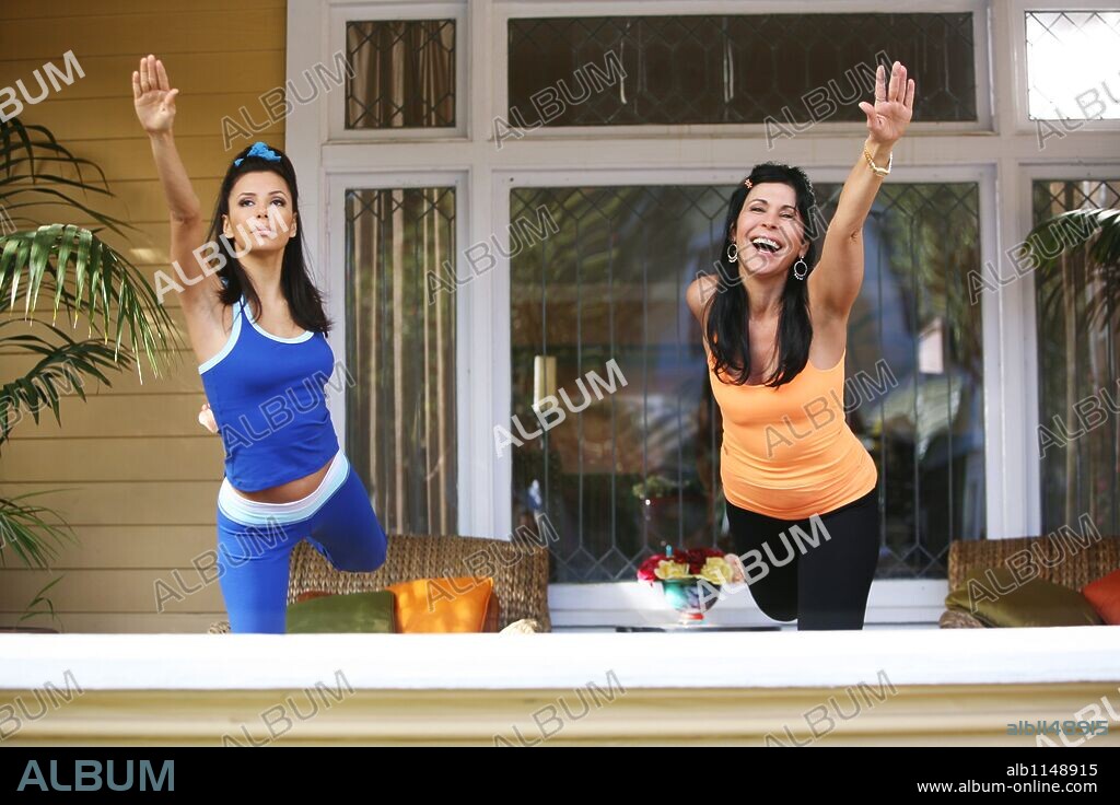 EVA LONGORIA y MARIA CONCHITA ALONSO en MUJERES DESESPERADAS, 2004 (DESPERATE HOUSEWIVES). Copyright TOUCHSTONE TELEVISION. Temporada 2.