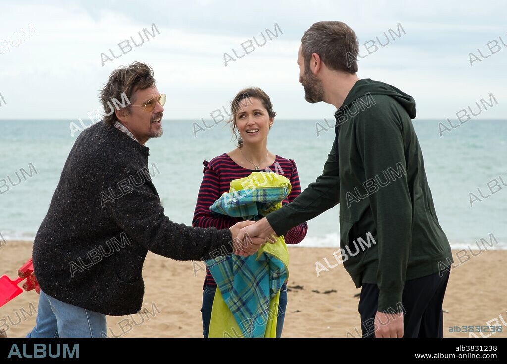 CHRIS O'DOWD, ETHAN HAWKE and ROSE BYRNE in JULIET, NAKED, 2018, directed by JESSE PERETZ. Copyright APATOW PRODUCTIONS.