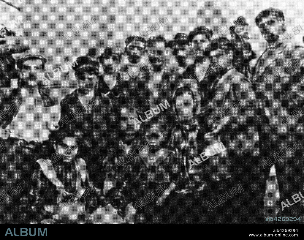 Italian emigrants of the early twentieth century. Sicilian demigrant groups headed to the USA. 1900.