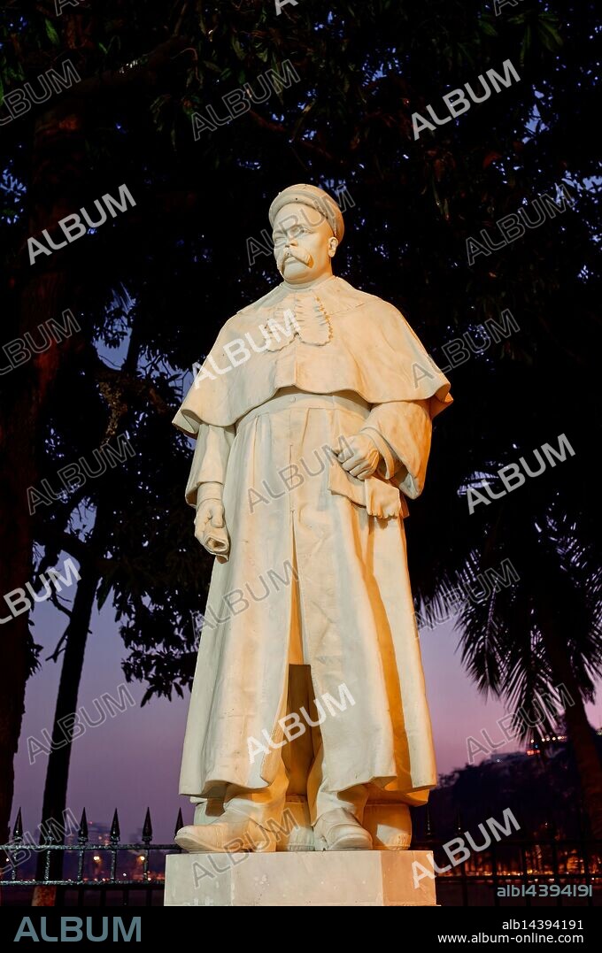 India: Dusk falls around a statue of Indian independence leader Gopal Krishna Gokhale (9 May 1866 - 19 February 1915) at Veer Nariman Road, Churchgate, Mumbai. Gokhale was an Indian political leader and a social reformer during the Indian independence movement and political mentor of Indian freedom fighter Mahatma Gandhi. He was also the mentor of Muhammad Ali Jinnah.