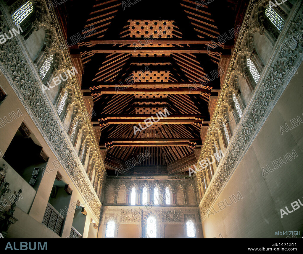 ARTE MUDEJAR. ESPAÑA. SINAGOGA DEL TRANSITO. Construída en 1336 por orden del judío Samuel LEVI, tesorero de Pedro I de Castilla. Vista interior con el ARTESONADO del techo. Sede del Museo Sefardí. TOLEDO. Castilla-La Mancha.