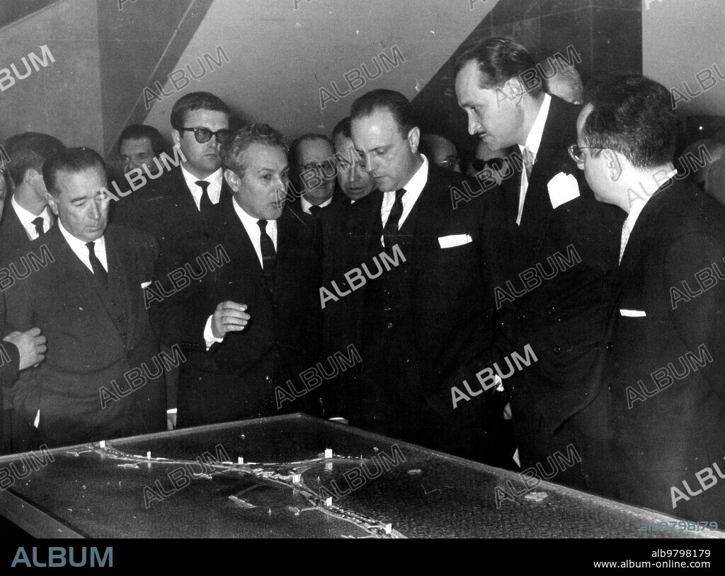 19 enero 1963. Durante su visita A la exposición de Recursos Turísticos de la provincia de Murcia, el ministro de información y Turismo, don Manuel fraga Iribarne, se Detiene A examinar la maqueta del plan de urbanización de la manga del mar menor.