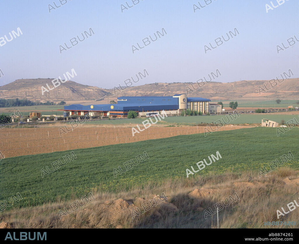 PAISAJE AGRARIO CON LAS BODEGAS BERBERANA AL FONDO - FOTO AÑOS 00.