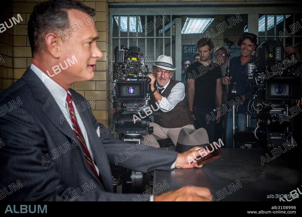 STEVEN SPIELBERG and TOM HANKS in BRIDGE OF SPIES, 2015, directed by STEVEN SPIELBERG. Copyright DREAMWORKS SKG/MARC PLATT PRODUCTIONS/PATICIPANT MEDIA.