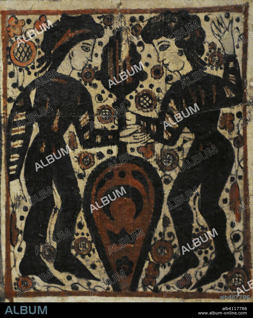 Socarrat decorado con el escudo ovalado de los Luna (creciente ranversado), surmontado por una piña, siendo sostenido por dos jóvenes tenantes masculinos. Decoración floral como fondo. Arcilla, caolín y pintura en frío. Altura: 42 cm, anchura: 36 cm. Siglo XV. Mudéjar. Procede de Paterna (provincia de Valencia). Museo Arqueológico Nacional. Madrid. España.