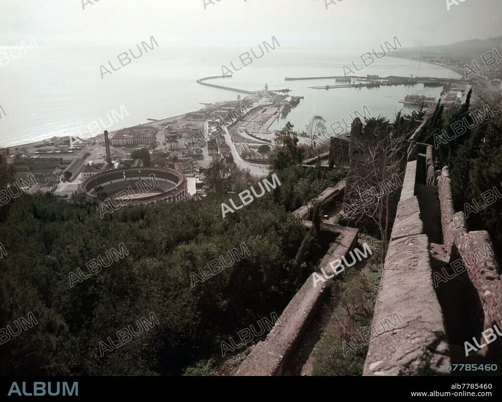 PANORAMICA DE MALAGA DESDE EL CASTILLO DE GIBRALFARO EN LOS AÑOS 60.