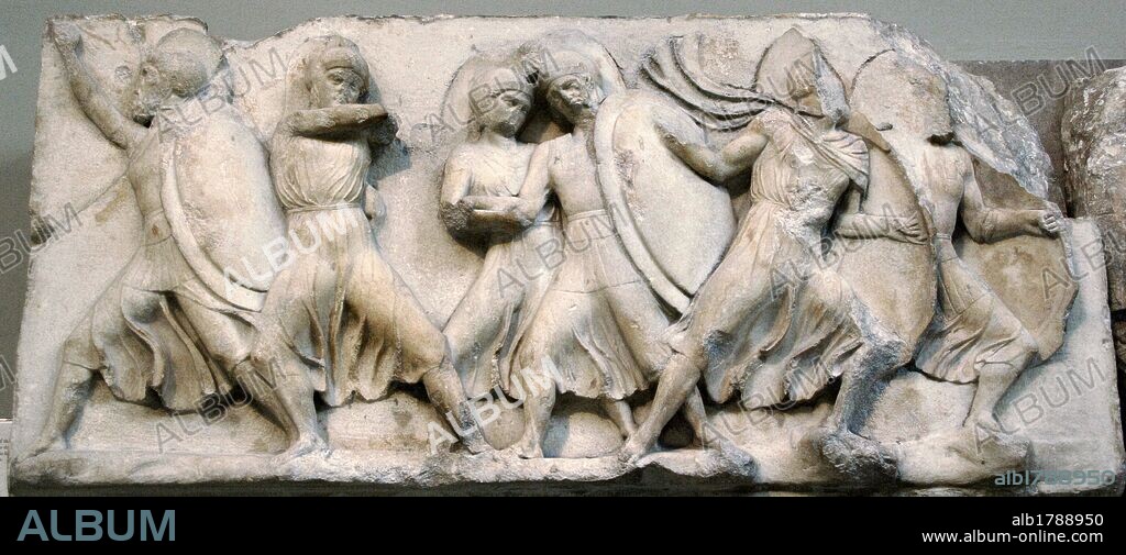 ARTE GRIEGO. TURQUIA. S. IV a. C. UN ARQUERO SE PREPARA PARA TIRAR MIENTRAS QUE UN SOLDADO HERIDO ES SOSTENIDO POR SU COMPAÑERO. Detalle del friso secundario del podio del Monumento de las Nereidas de Janto (actual Turquía). Fechado en los años 390-380 a. C. Museo Británico. Londres. Inglaterra. Reino Unido.