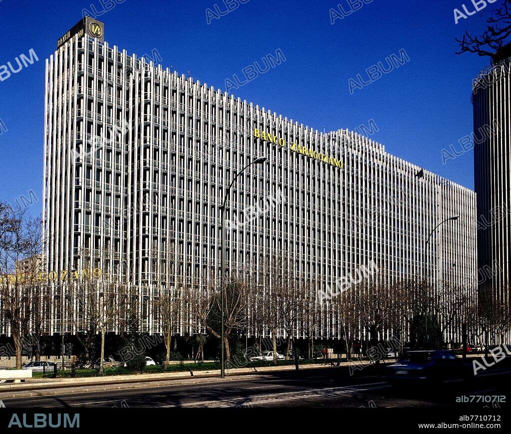 AZCA EDIFICIO CASTELLANA 89 CON ANUNCIO BANCO ZARAGOZANO.