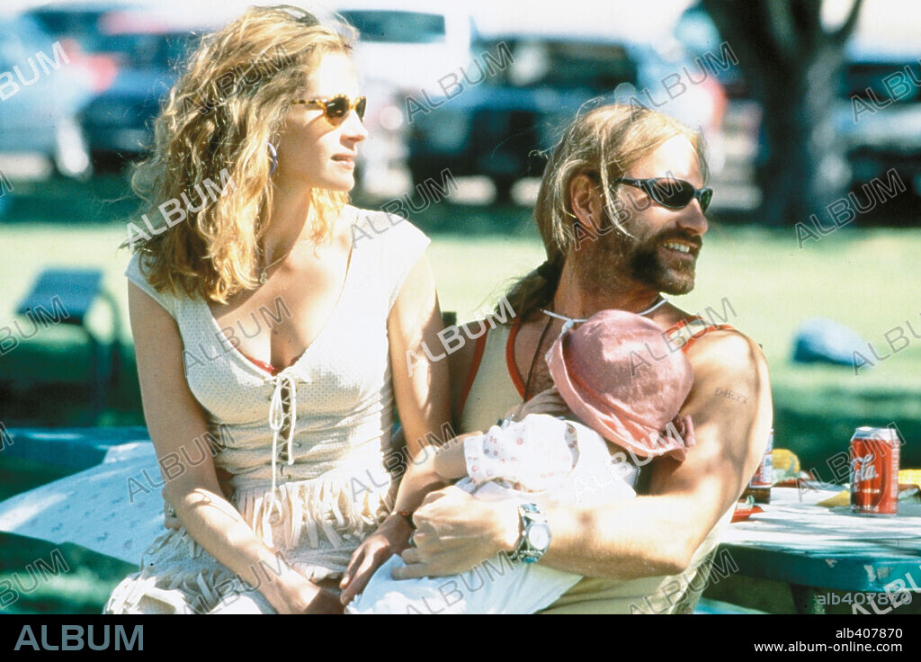 AARON ECKHART et JULIA ROBERTS dans ERIN BROCKOVICH, 2000, réalisé par STEVEN SODERBERGH. Copyright UNIVERSAL PICTURES.